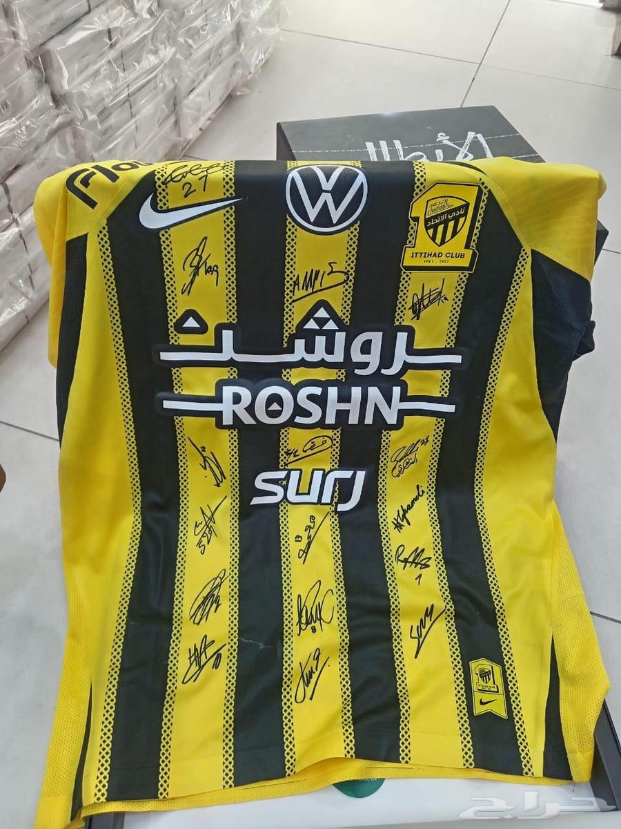 للبيع هدية مقدمة من نادي الإتحاد السعودي فيها توقيع اللاعبين64396755655809113