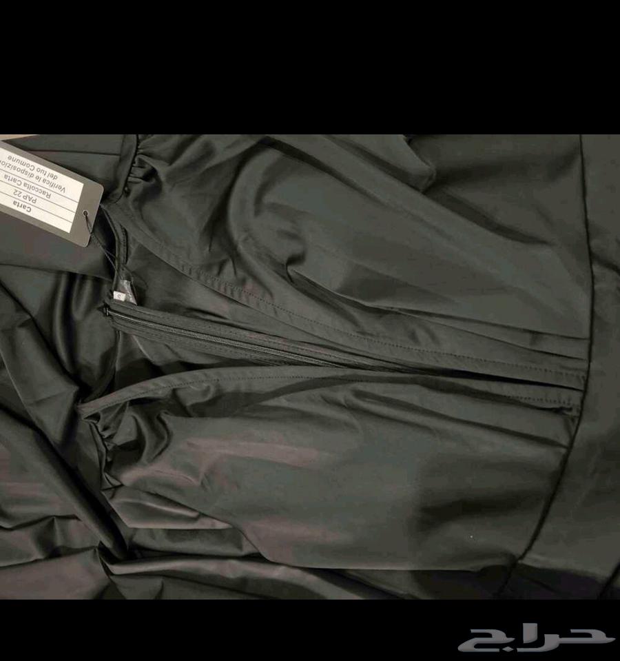 Black dress with deep V cut63619063313283113
