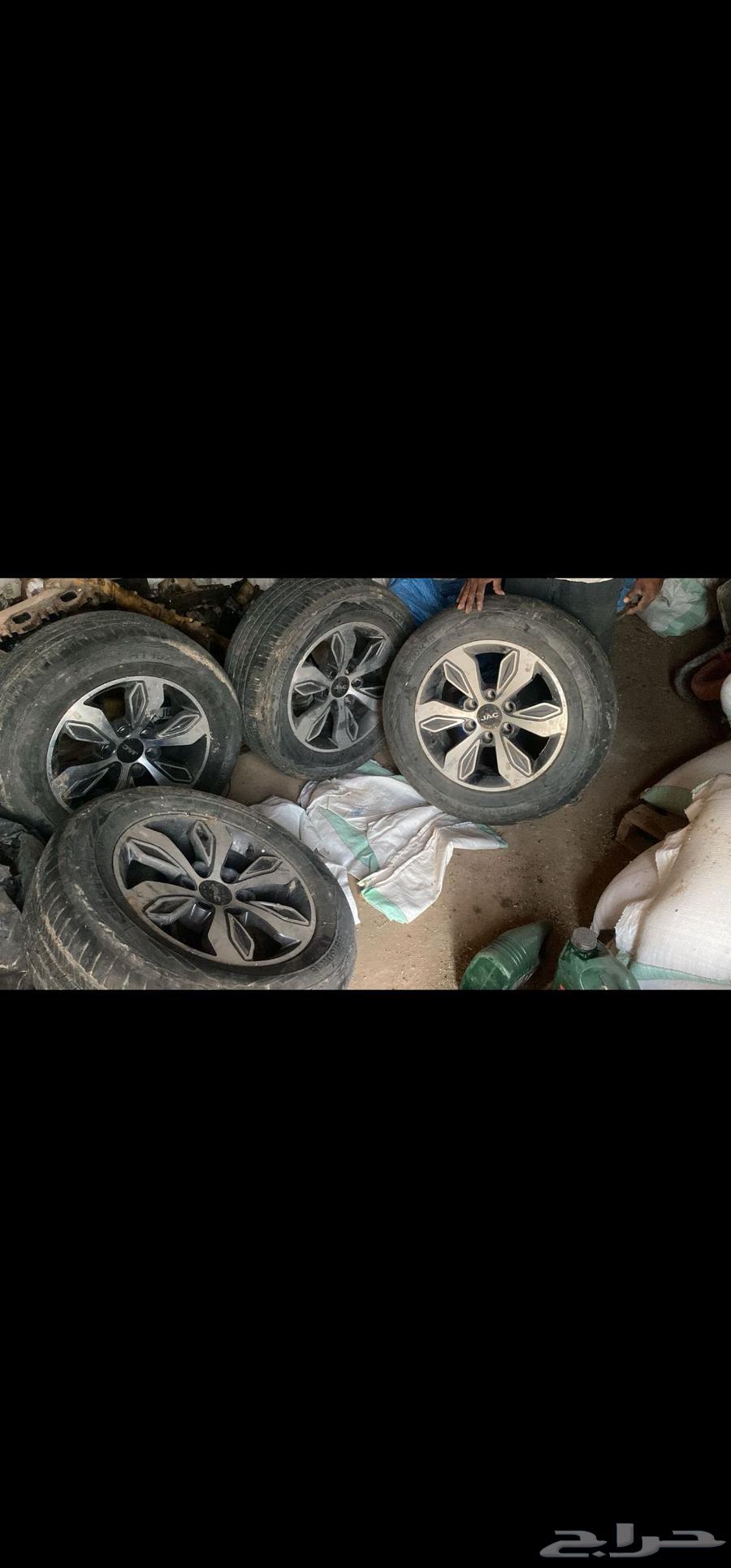 للبيع اربع كفرات مع جنوطهن حجم 18 6 براغي التواصل 05324512464244034325507110