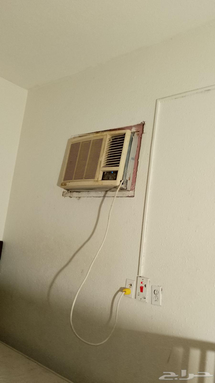 Urgently selling items: working air conditioner, full gas oven needs cleaning63961838265219111