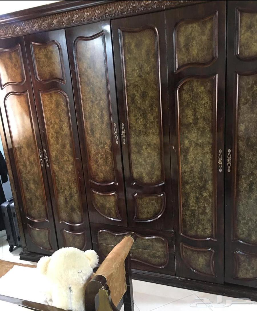 It is a complete bedroom set that includes two side tables a64404736539265112