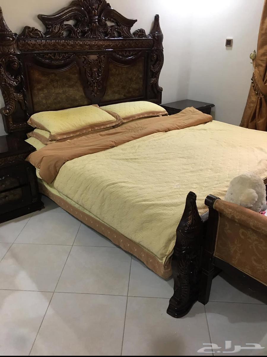 It is a complete bedroom set that includes two side tables a64404736539265110