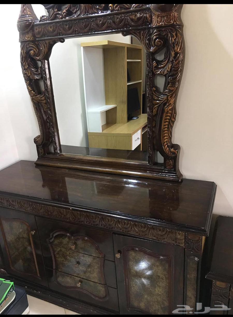 It is a complete bedroom set that includes two side tables a64404736539265111