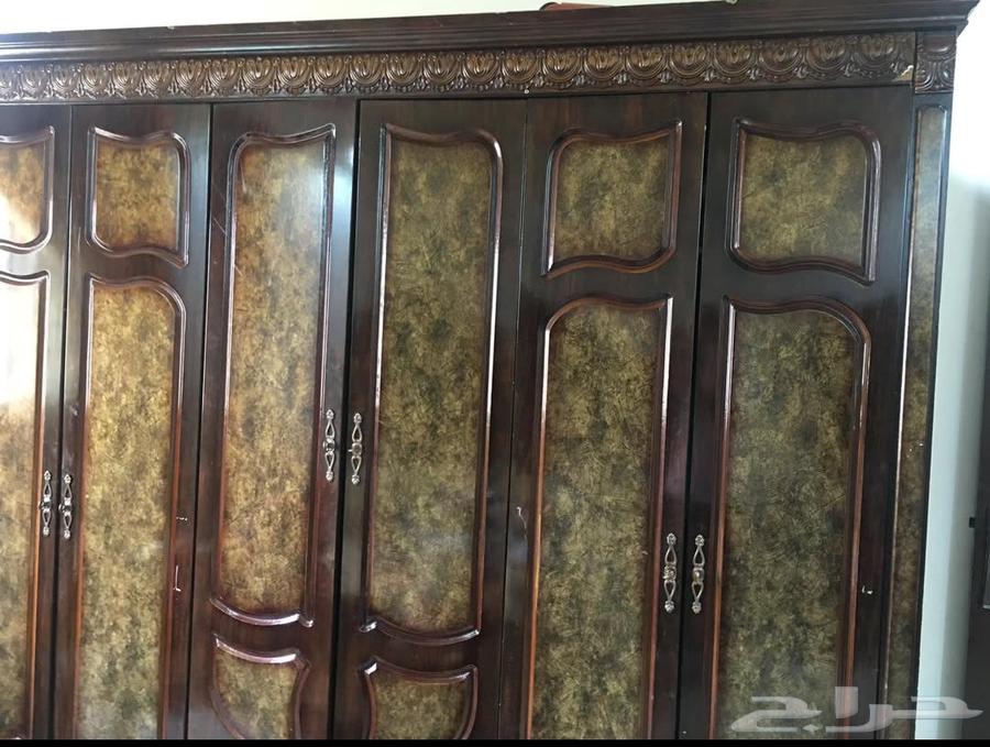 It is a complete bedroom set that includes two side tables a64404736539265113