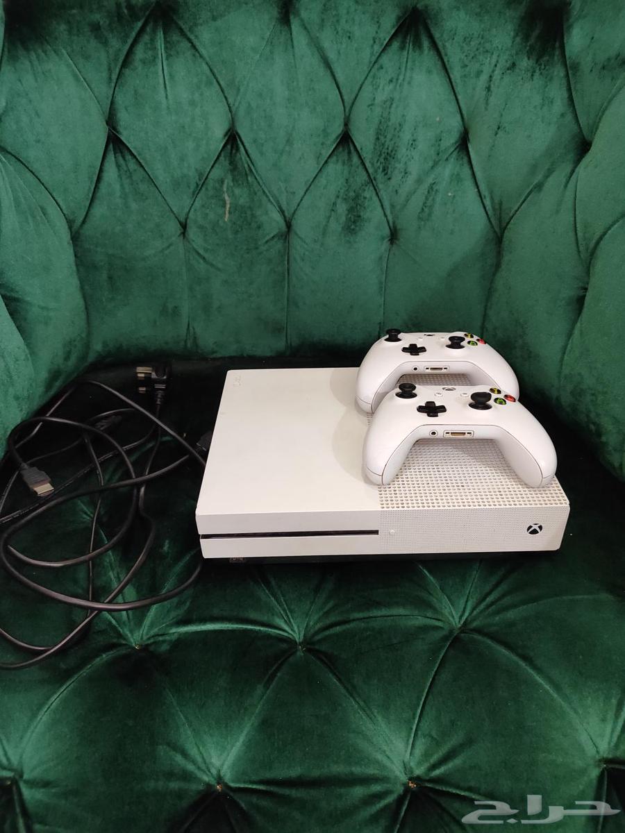 Xbox One S 1TB with two Xbox One S controllers63619647673987111