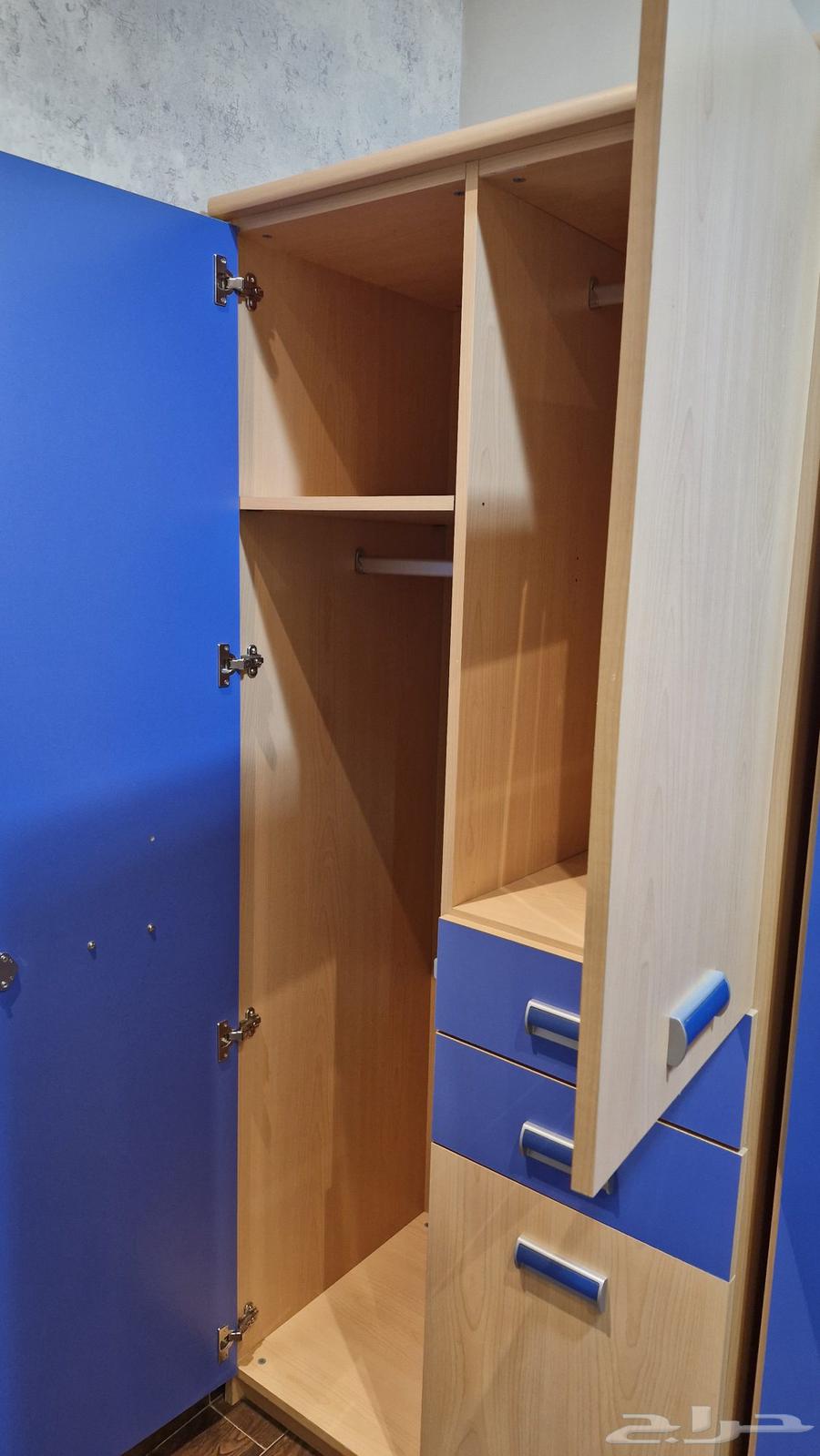 Wooden wardrobe (wardrobe disassembled) easier to transport64401647521283113