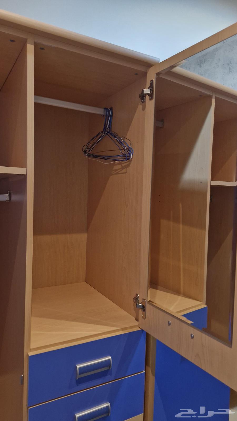 Wooden wardrobe (wardrobe disassembled) easier to transport64401647521283114