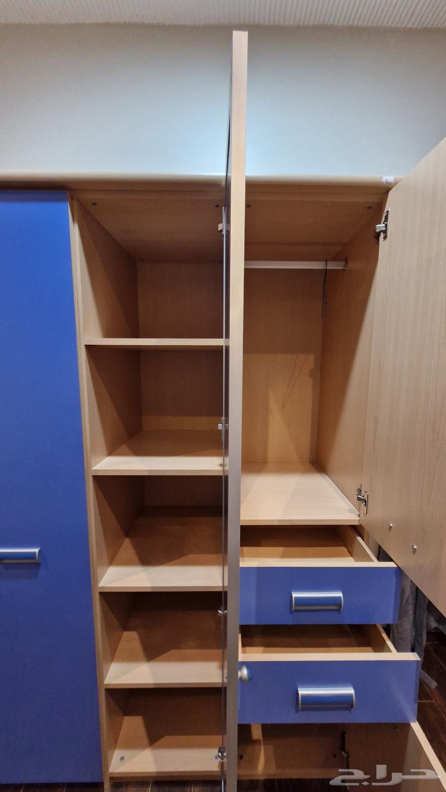 Wooden wardrobe (wardrobe disassembled) easier to transport64401647521283112