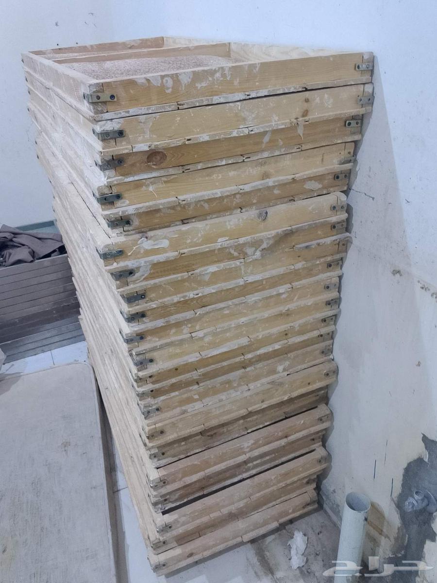 50 pieces of wooden tables in good condition64403681283971110
