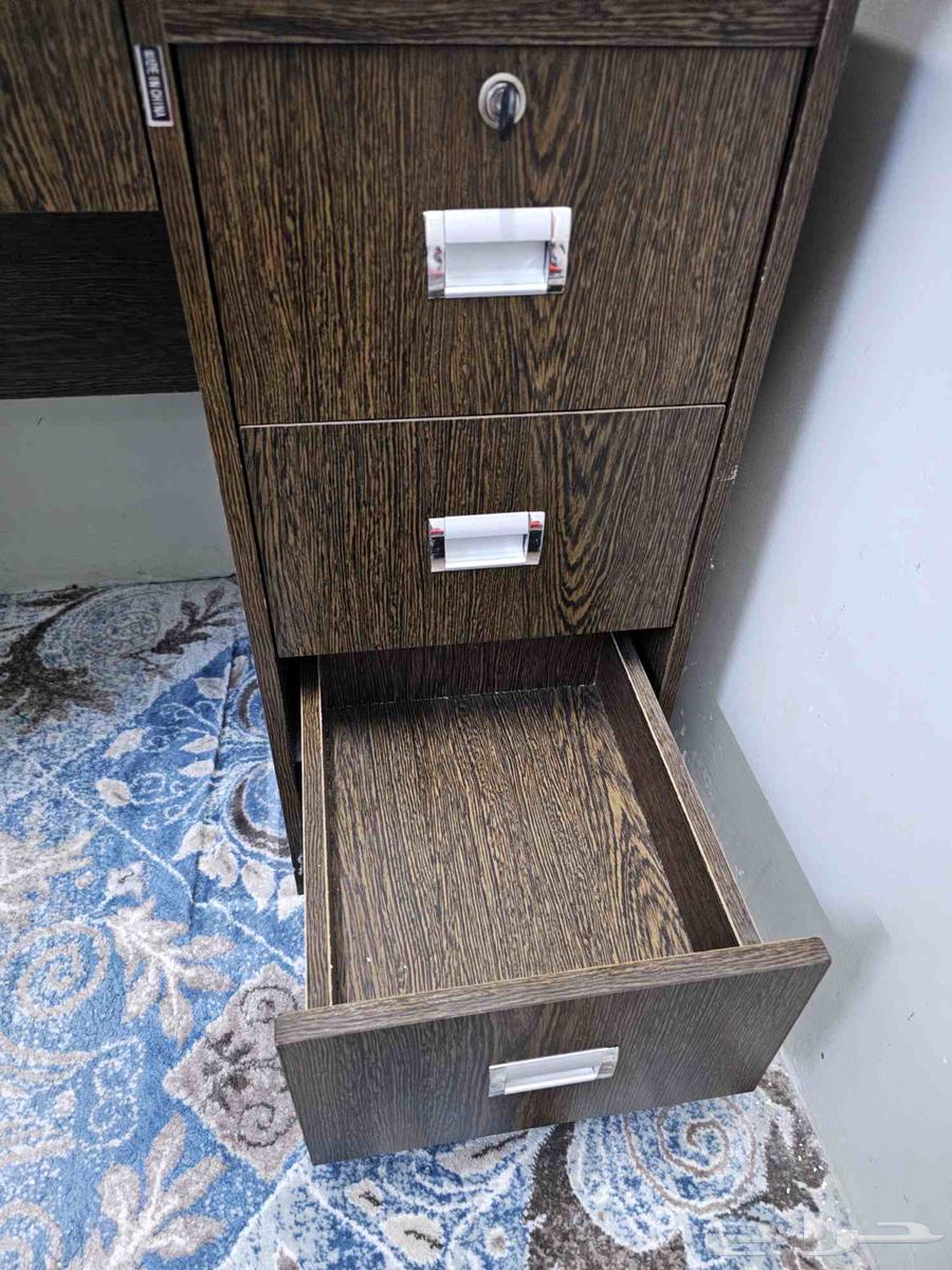 طاوله مكتبيه بحاله جيده64404861330307113