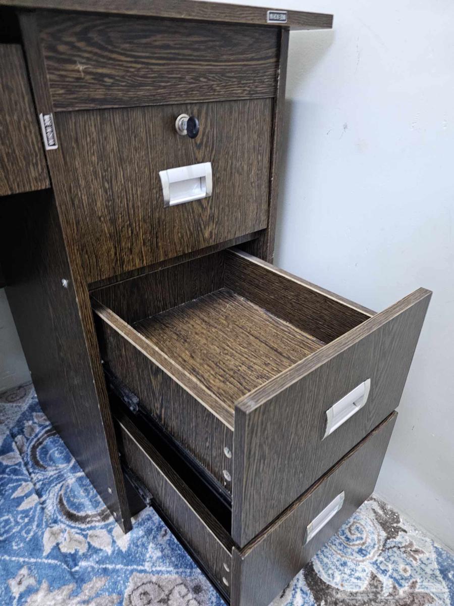 طاوله مكتبيه بحاله جيده64404861330307114