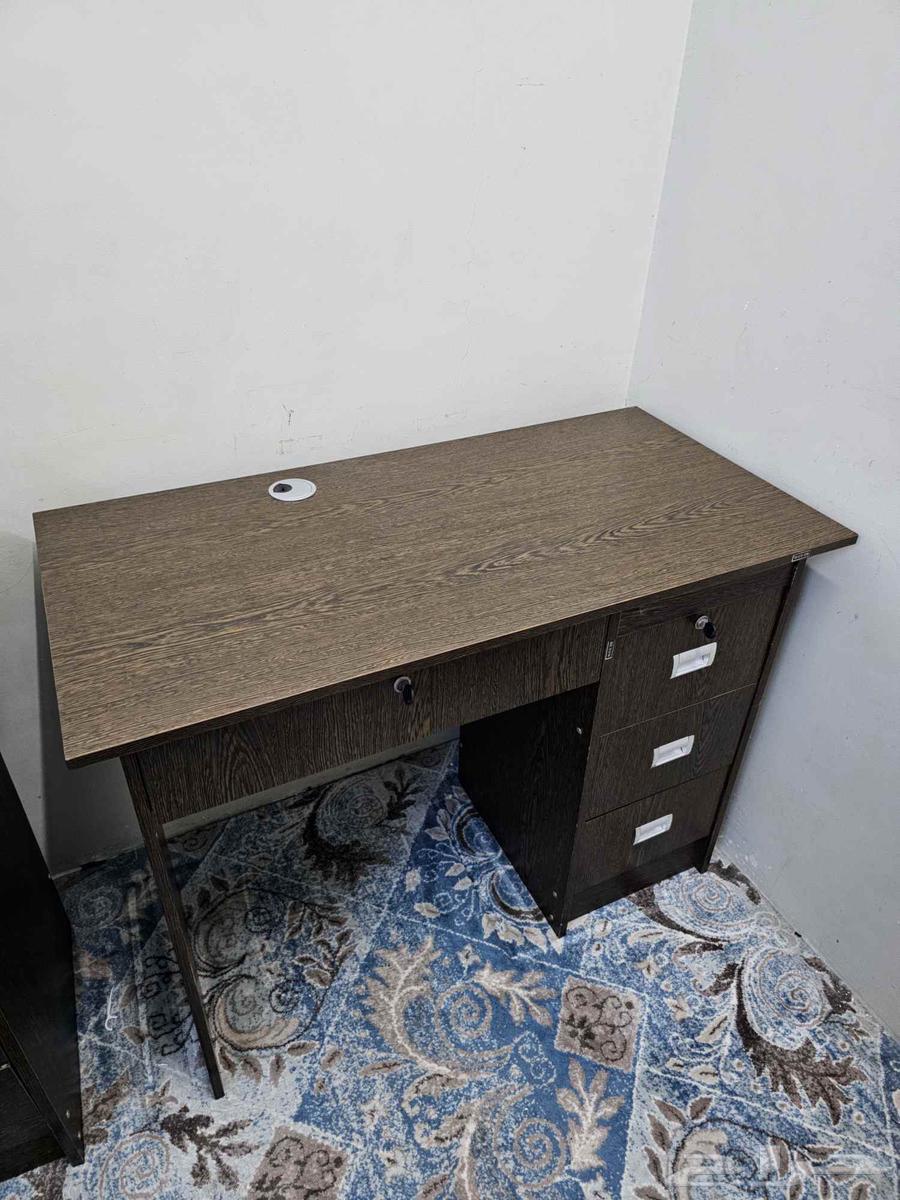 طاوله مكتبيه بحاله جيده64404861330307110