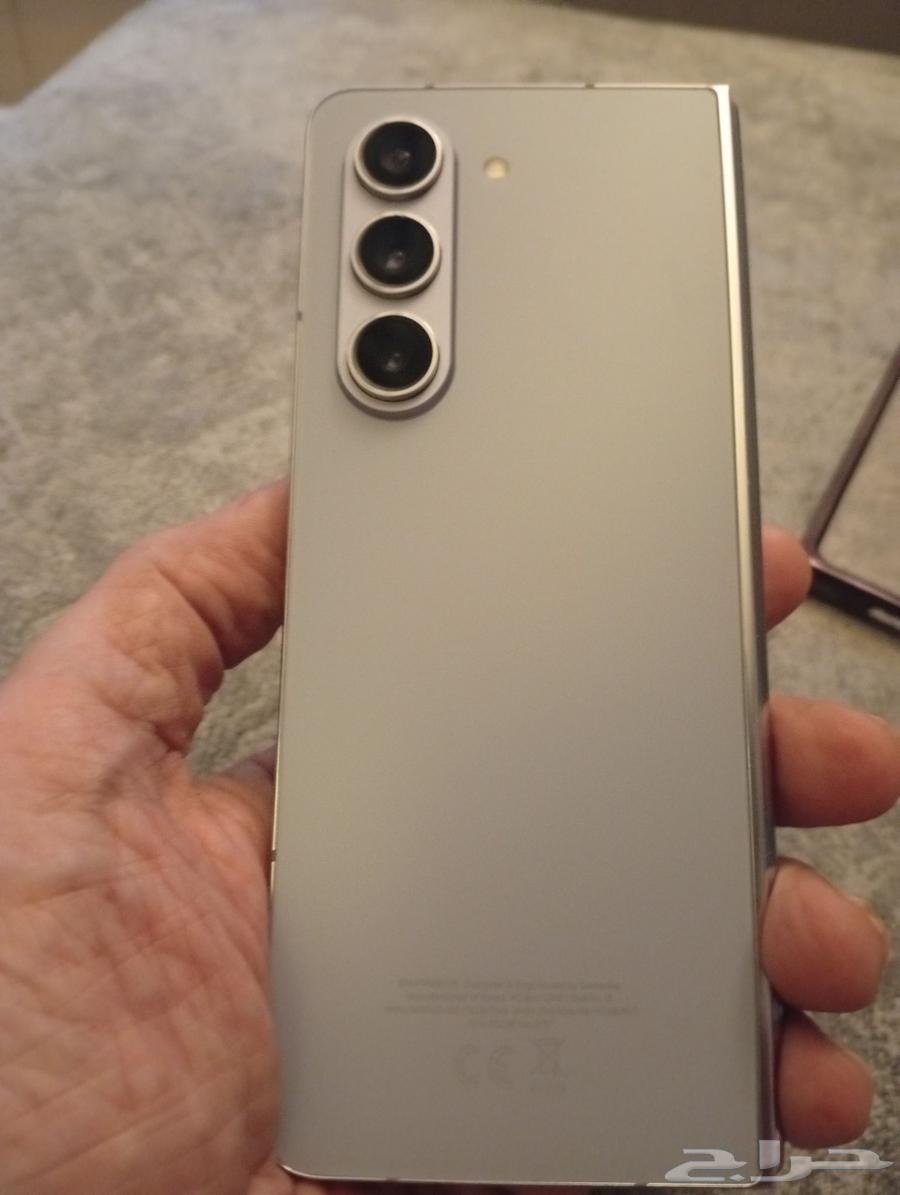 موبايل فولد5 بحاله ممتازه بدون اي اعطال 256 G التواصل واتس64404903710467114