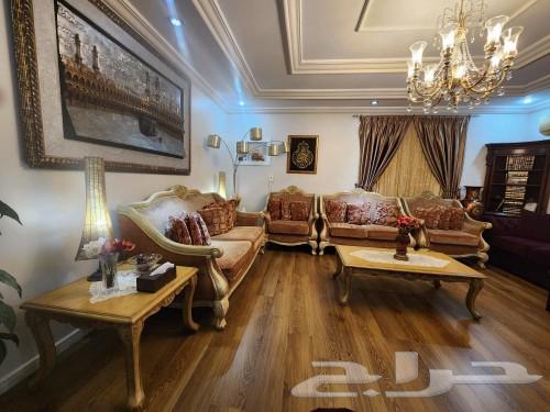 طقم كنب من مفروشات العمر 7 أشخاص مع طقم طاولات بحاله جيده جد64404805922562110