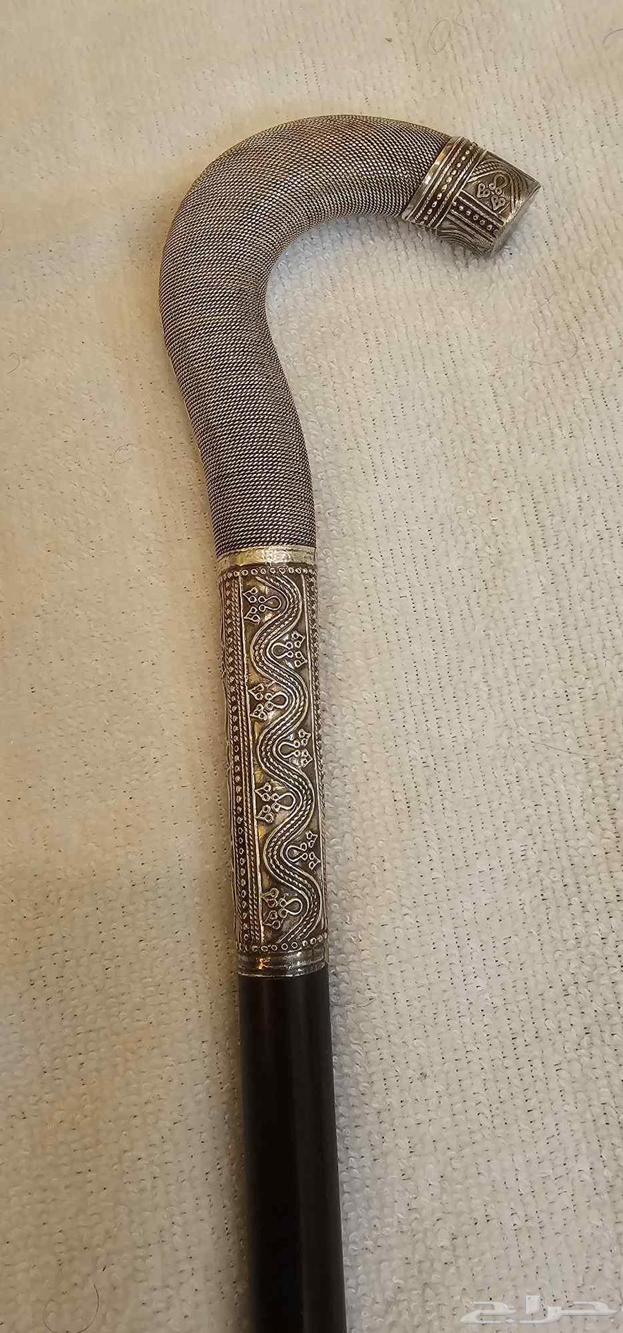 عصا عكاز خشب ابانوس مطعمة بالفضة شغل عماني64403986279809110