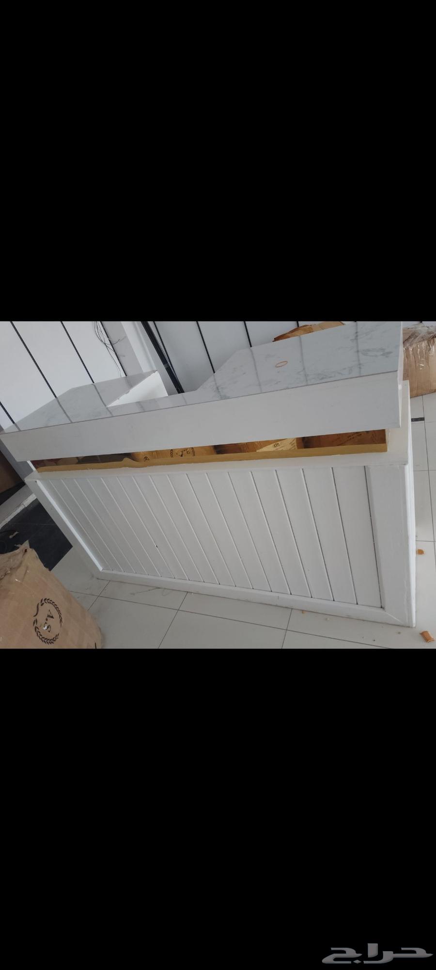 Two selling tables, urgent, almost new64468038030467114