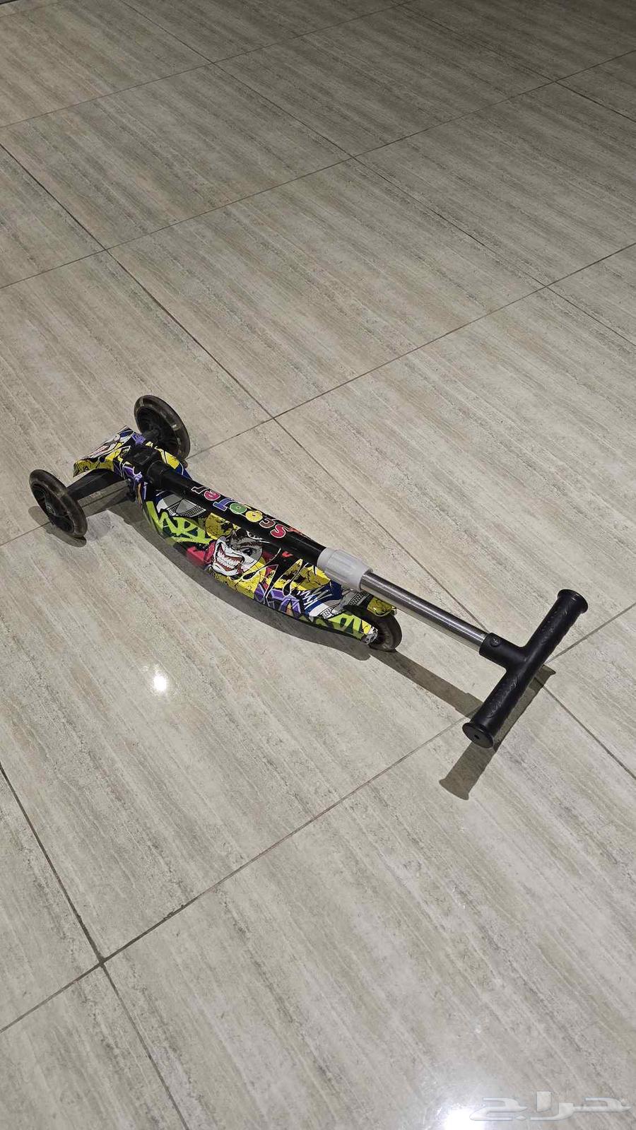 Children's items (desk table, scooter, twister wheel)64466767341187112