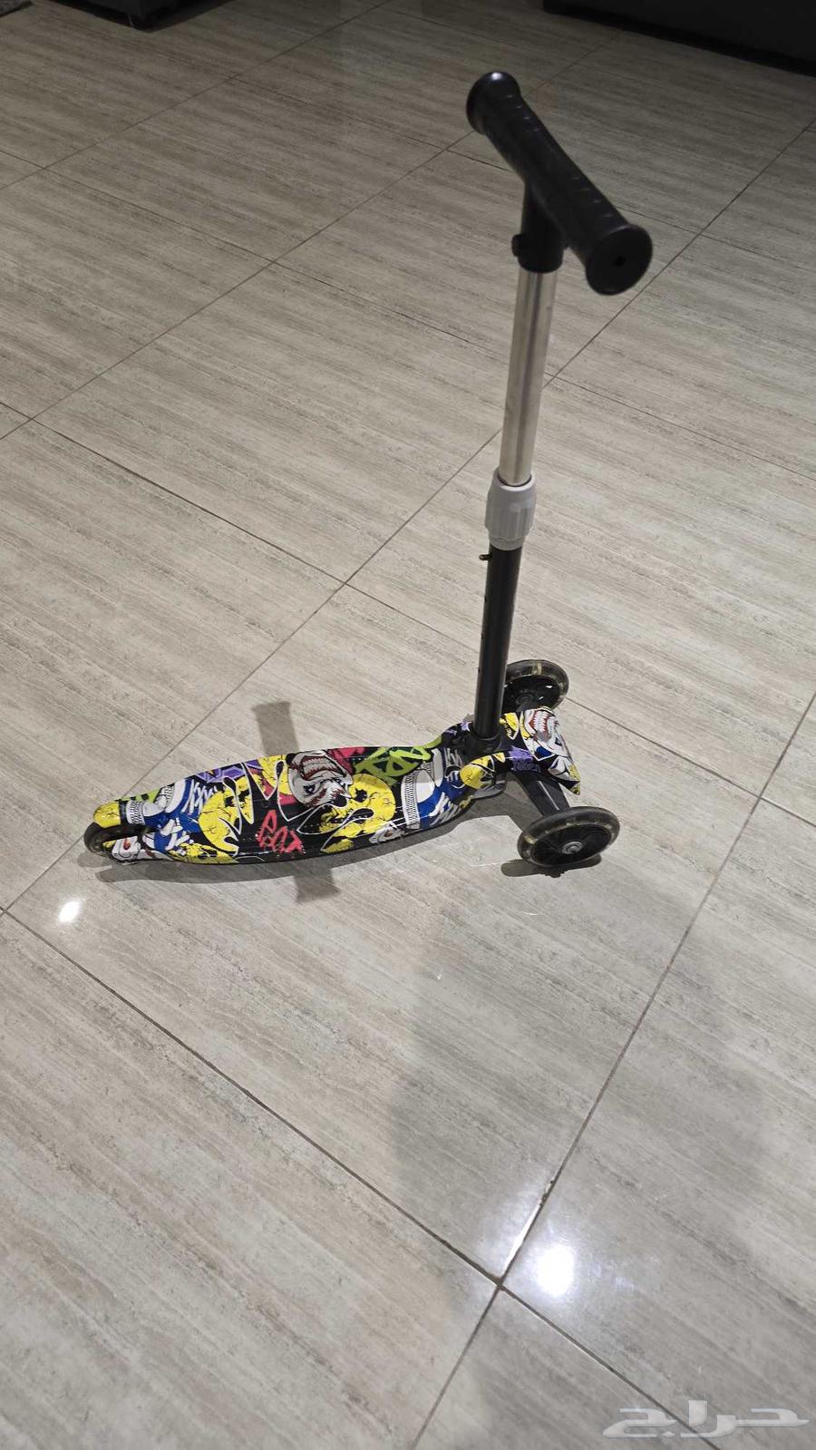 Children's items (desk table, scooter, twister wheel)64466767341187111