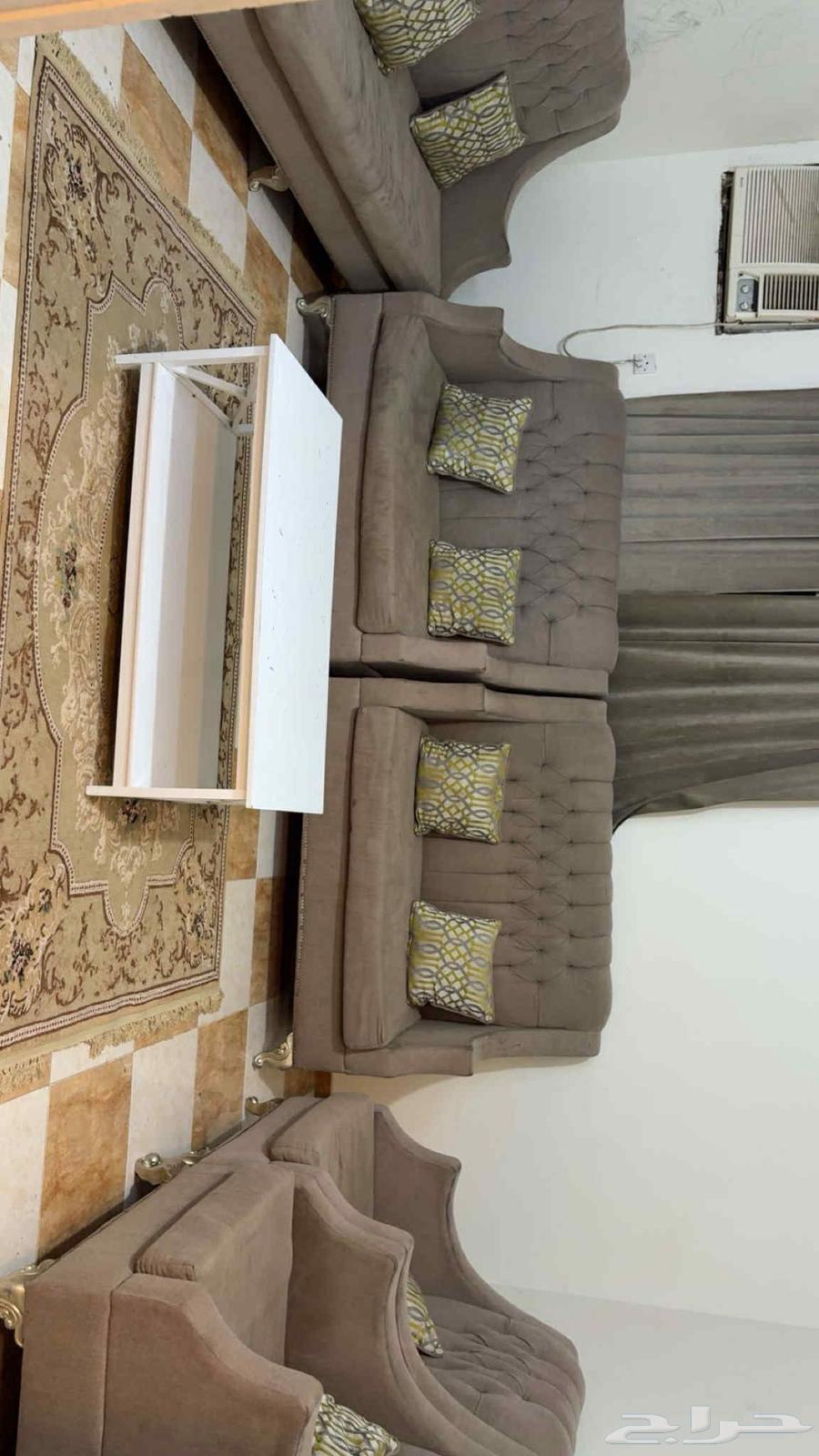 كنب للبيع نظيف مع طاوله64471416515586110