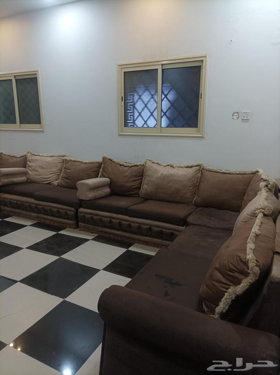 Living room sofa with used service tables in good condition64469445733121111