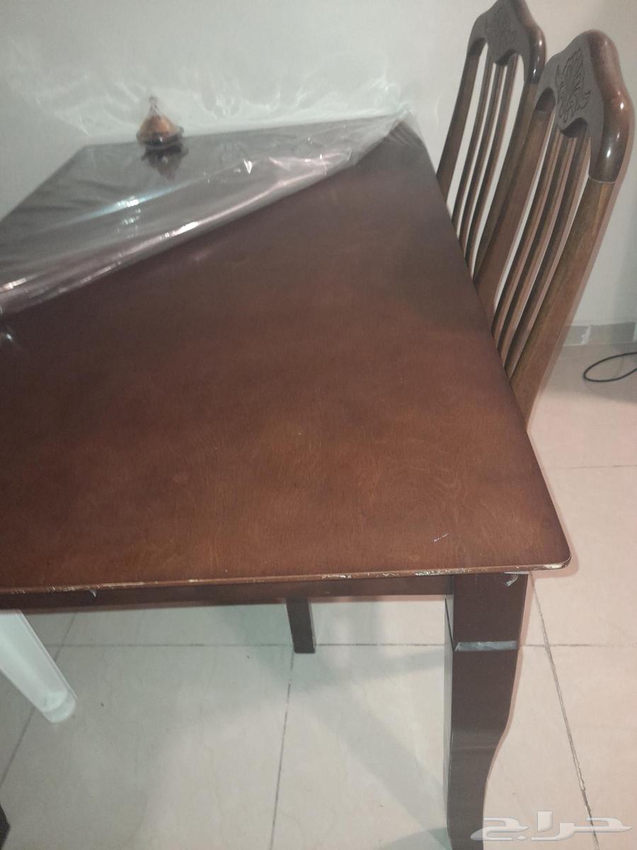 Dining table in good condition, size 90 cm with two chairs64470443610498110