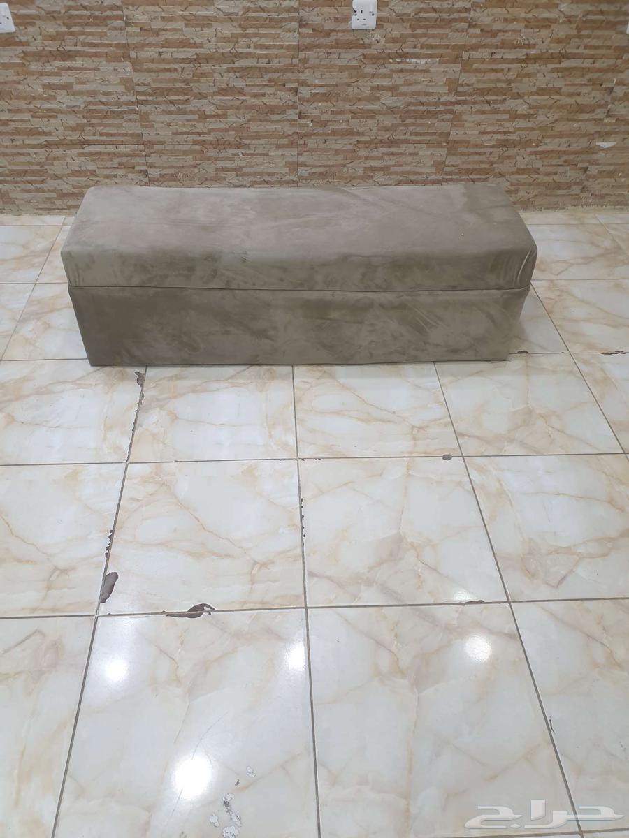 ستاره سليمه ملكيه وطاوله وكنب جلد والي في الصور64465507453185112