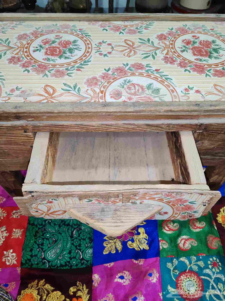 طاولة ماكينة خياطة قديمة64466010864514111