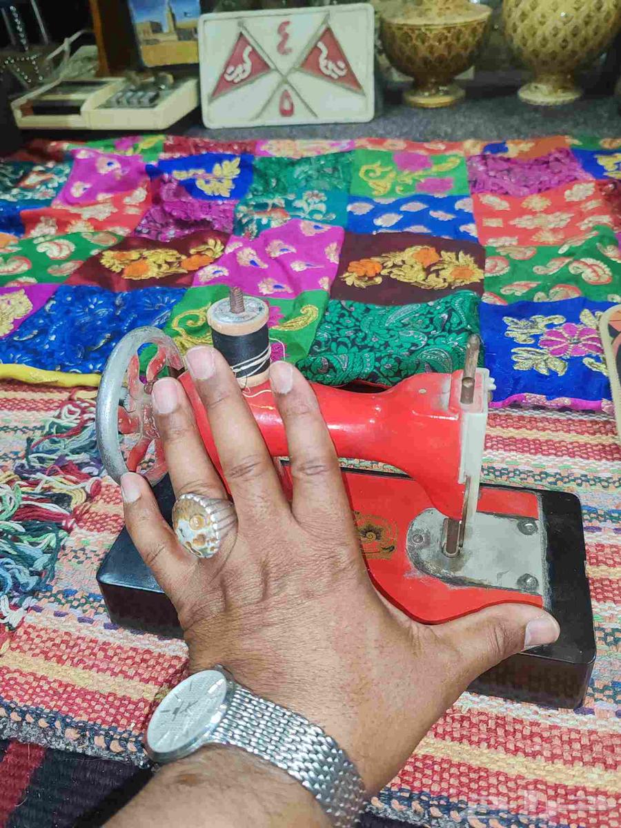 ماكينة خياطة تحفة ... قديمة صغيرة الحجم64470251103107114