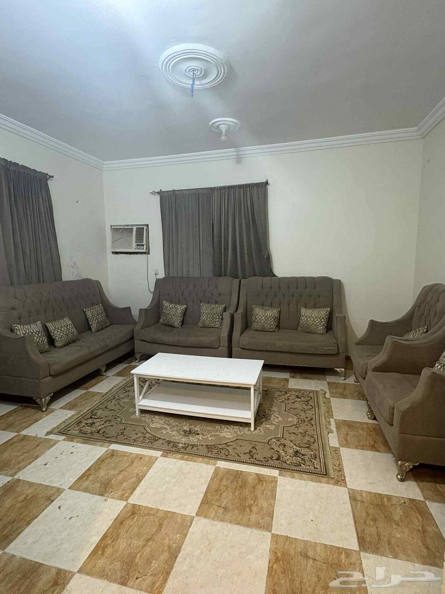 كنب للبيع نظيف مع طاوله64471416515586111