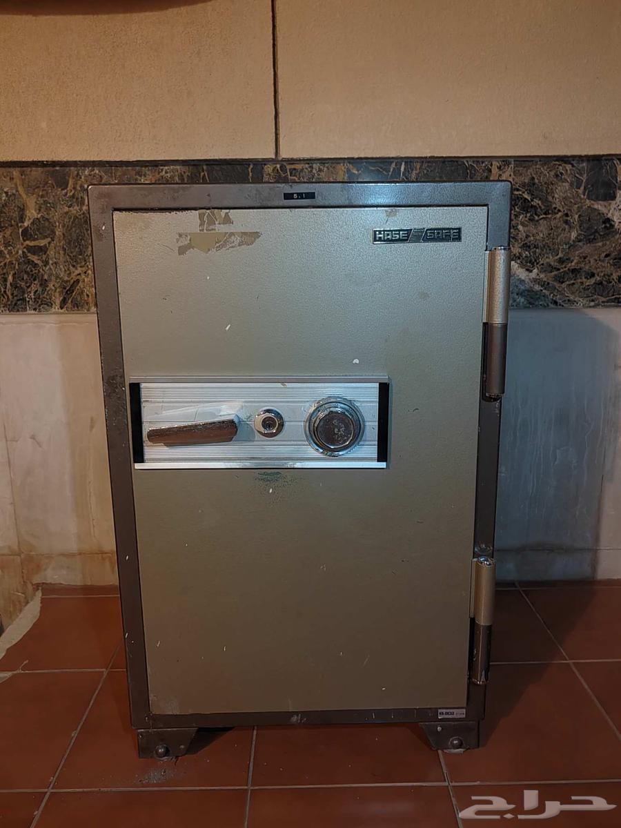 Large cabinet in excellent condition. 2 shelves and internal drawer64465968672515110