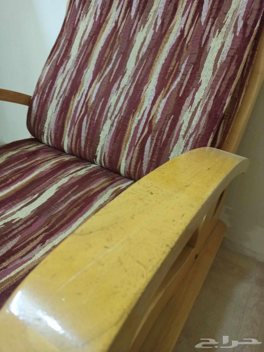 2 كراسي خشبية مع طاولة مجانا64467425159425110