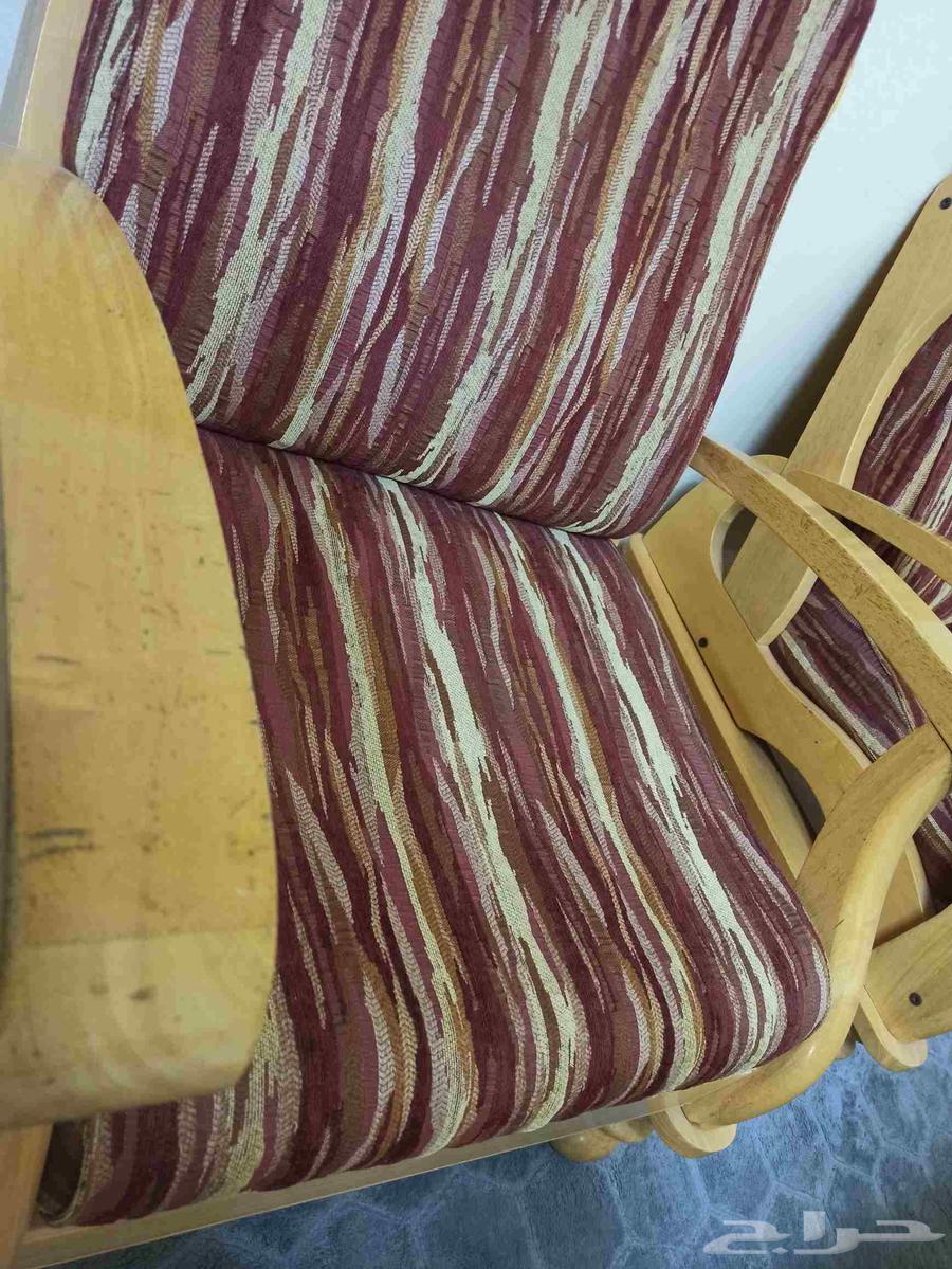 2 كراسي خشبية مع طاولة مجانا64467425159425111