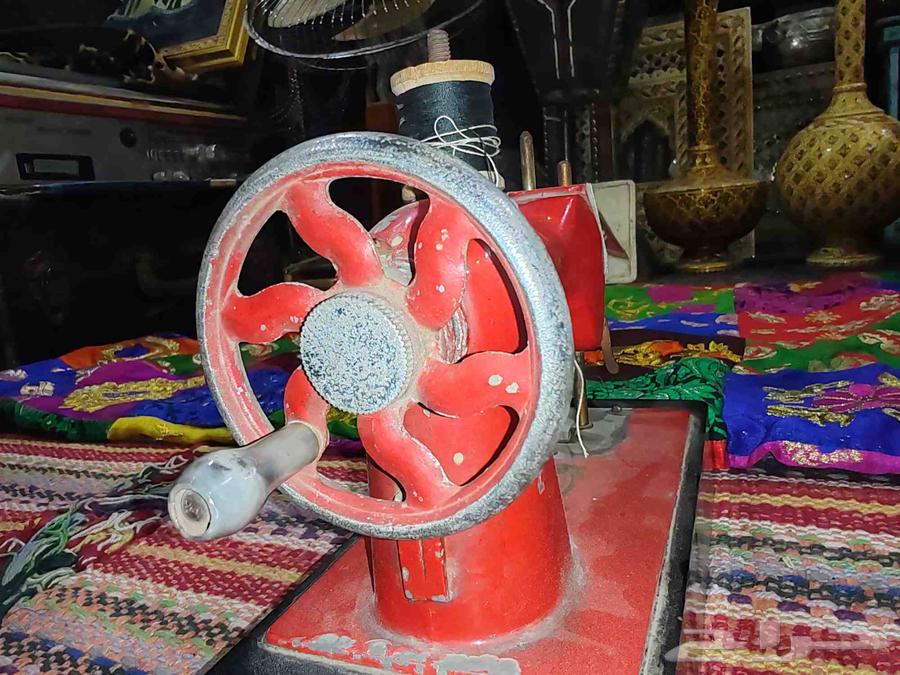 ماكينة خياطة تحفة ... قديمة صغيرة الحجم64470251103107112