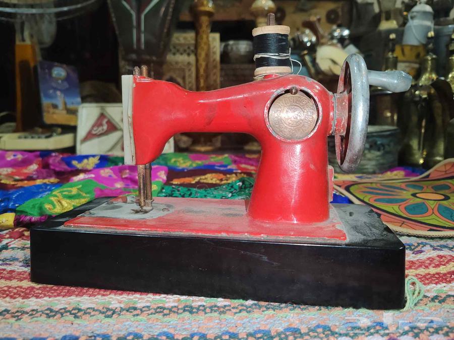 ماكينة خياطة تحفة ... قديمة صغيرة الحجم64470251103107110