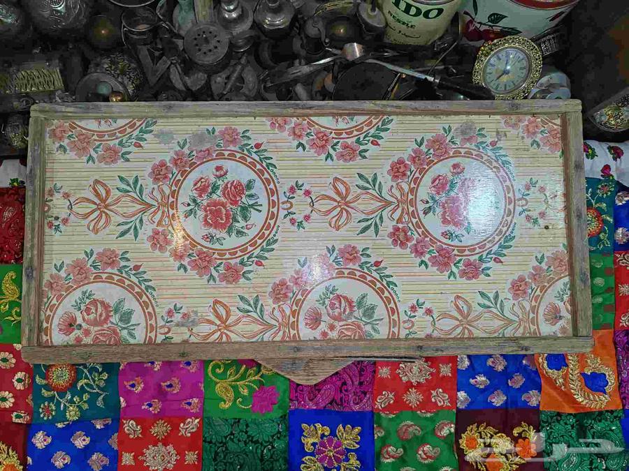 طاولة ماكينة خياطة قديمة64466010864514112