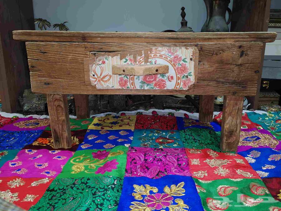 طاولة ماكينة خياطة قديمة64466010864514110