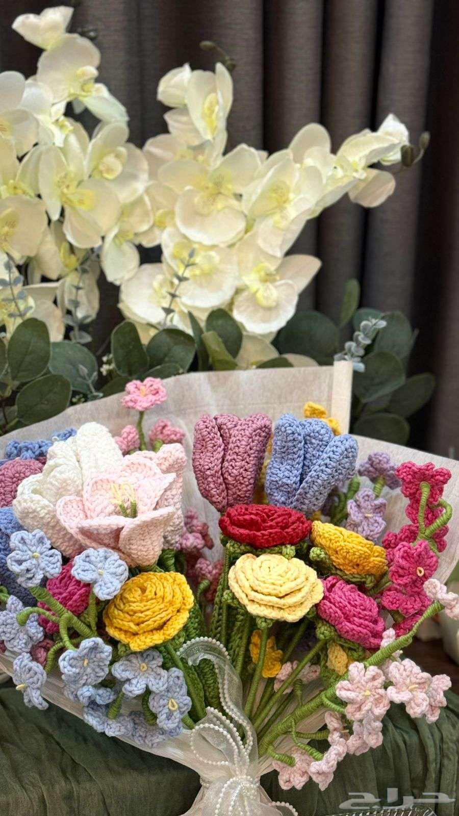 باقة ورد من الصوف عمل يدوي مكونه من 18 وردة مختلفه64469990208259110