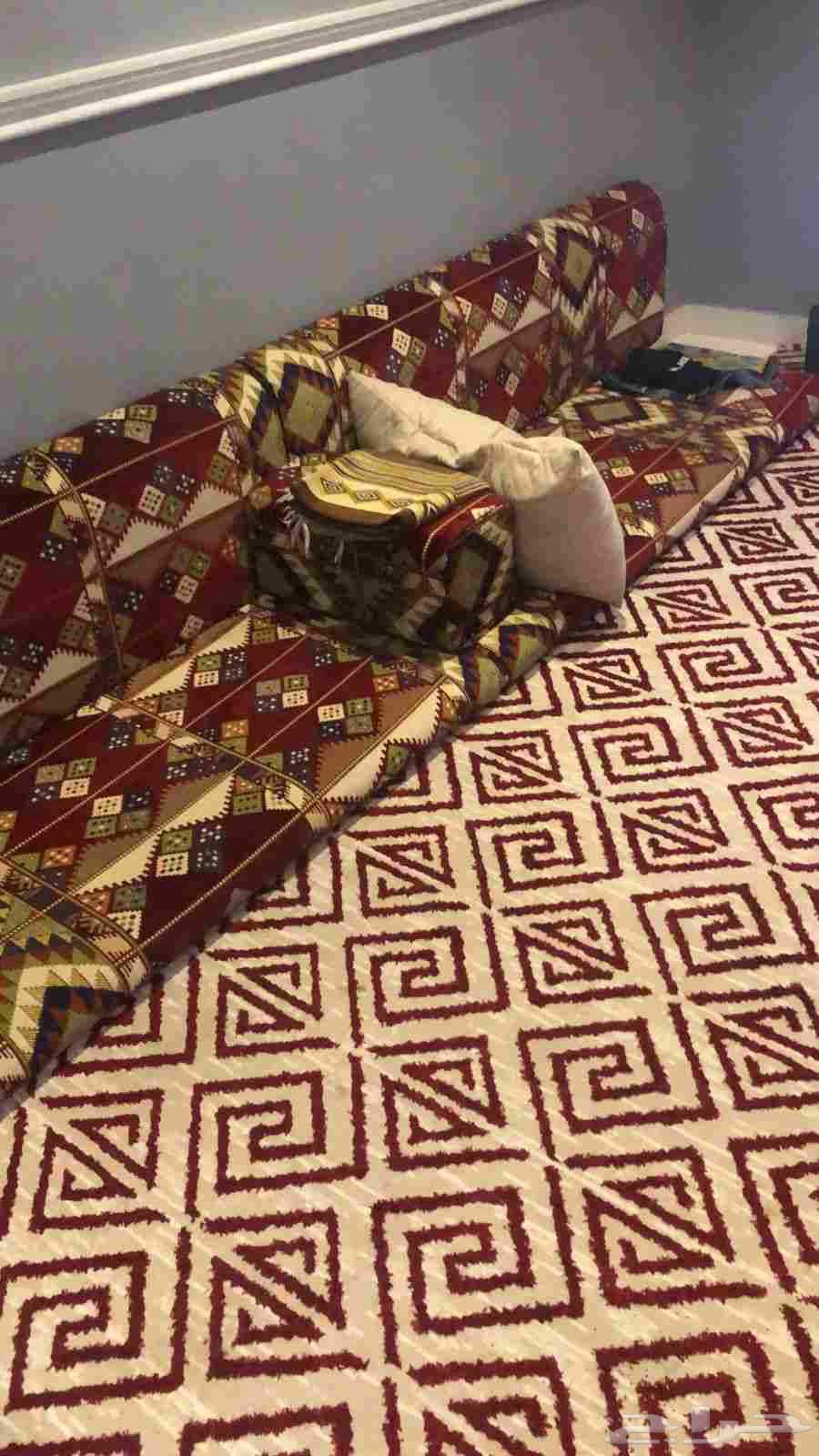 Clean couch, nothing there64466137022721111