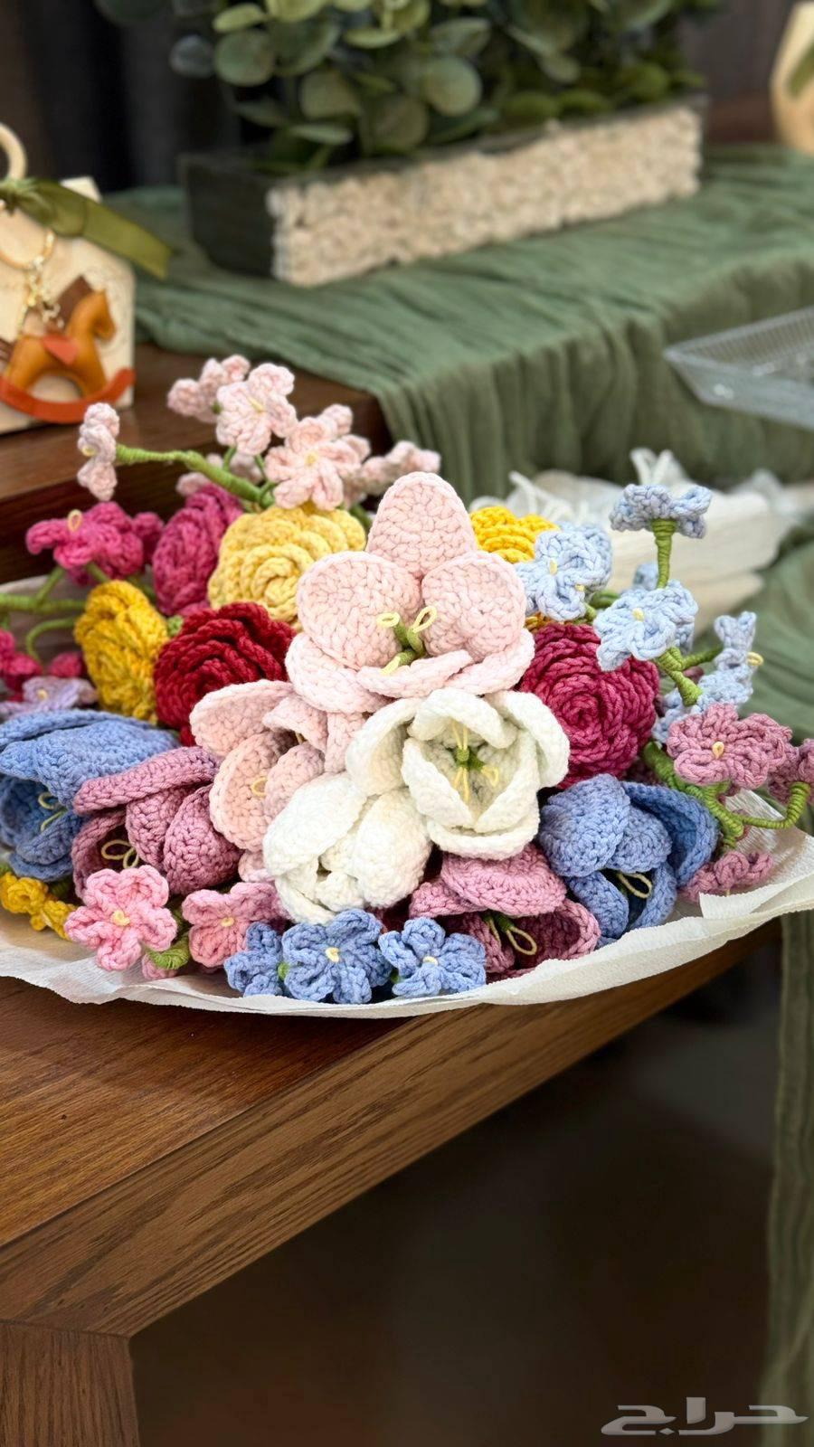 باقة ورد من الصوف عمل يدوي مكونه من 18 وردة مختلفه64469990208259111