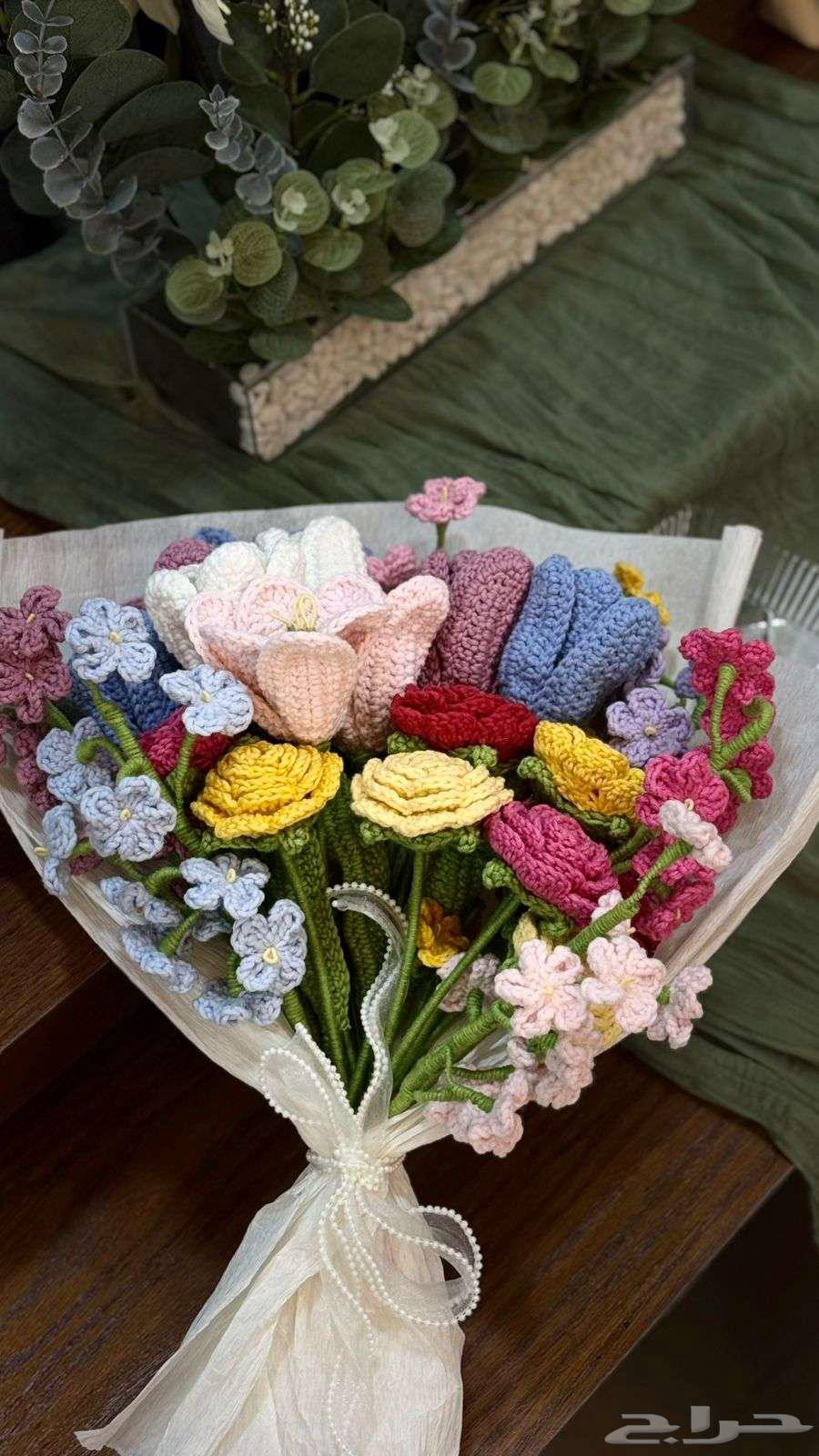 باقة ورد من الصوف عمل يدوي مكونه من 18 وردة مختلفه64469990208259114