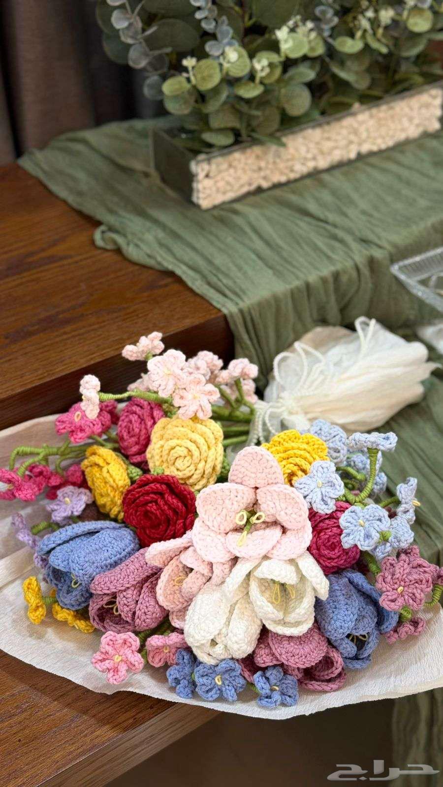 باقة ورد من الصوف عمل يدوي مكونه من 18 وردة مختلفه64469990208259112