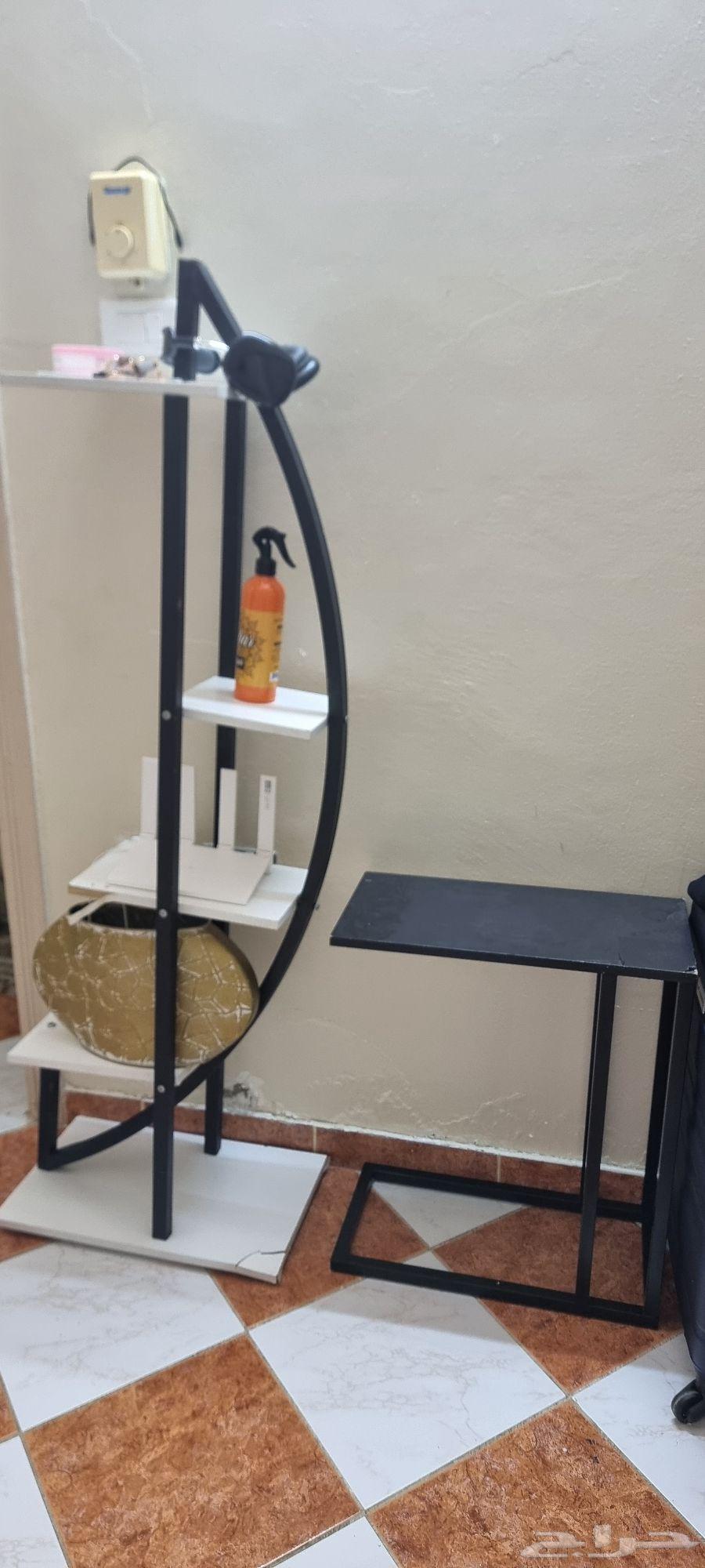 رف ابيض للبيع وطاولة مفردة64465057930627110