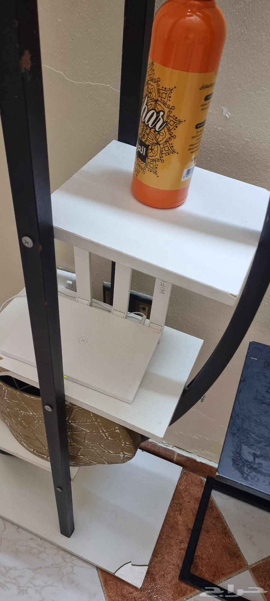 رف ابيض للبيع وطاولة مفردة64465057930627111