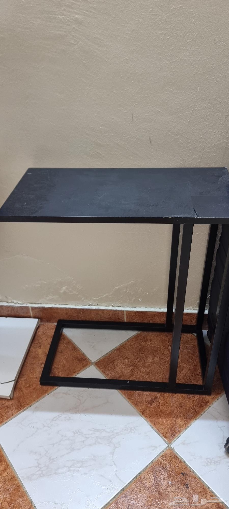 رف ابيض للبيع وطاولة مفردة64465057930627112