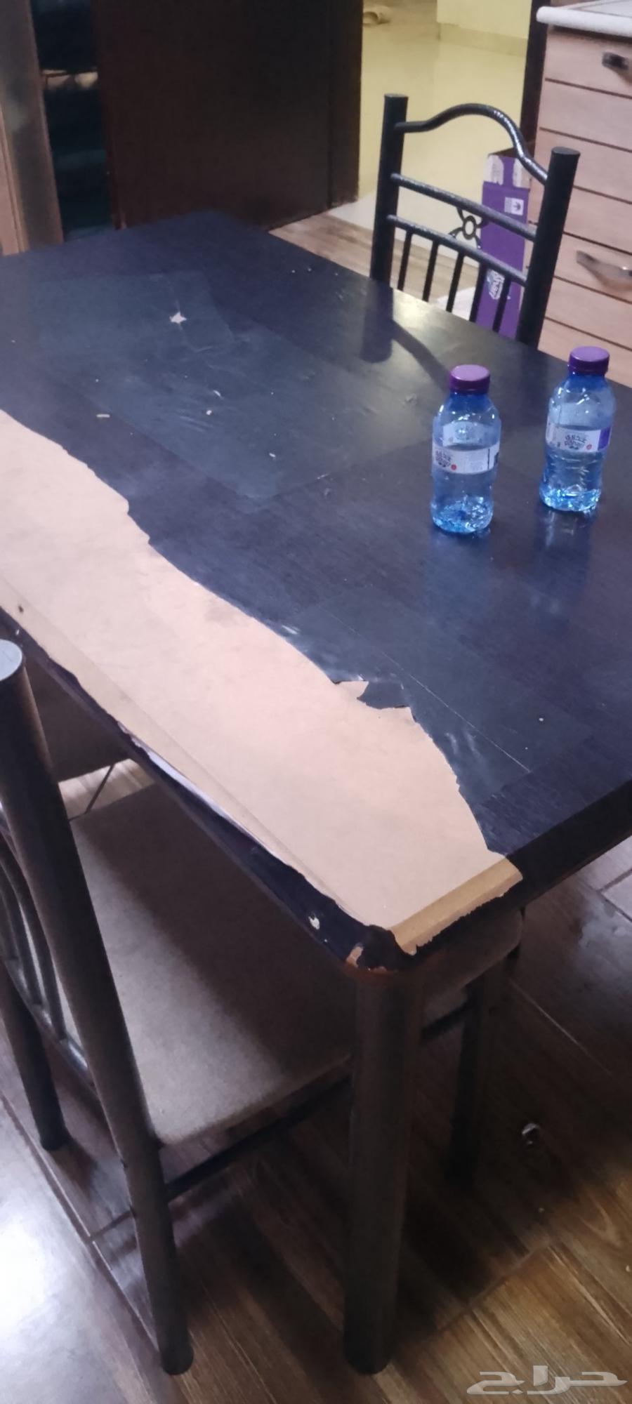 طاوله طعام مافيها اي عيب سوا أنها مقشره من فوق64469725609346110