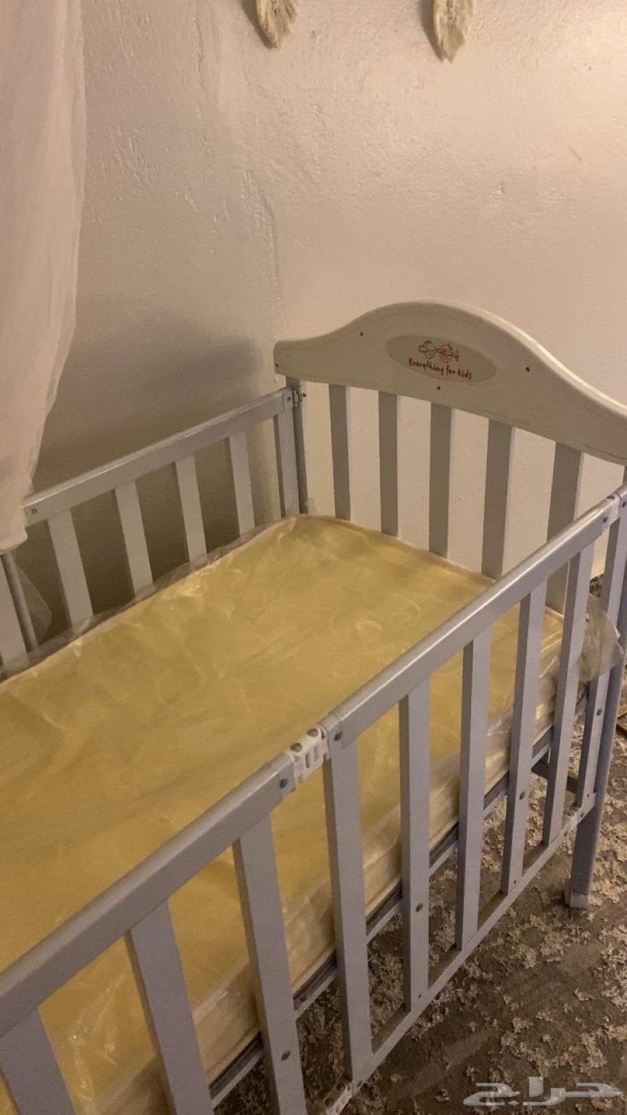 للبيع سرير اطفال شبه جديد.. واستاند استقبال64476280531457110