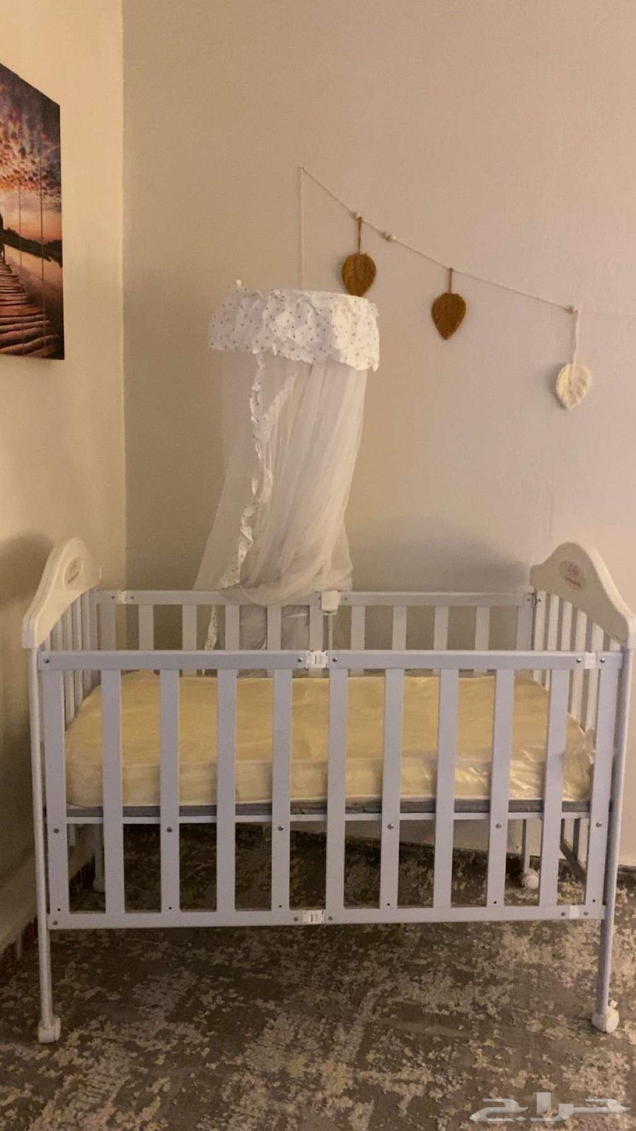 للبيع سرير اطفال شبه جديد.. واستاند استقبال64476280531457111