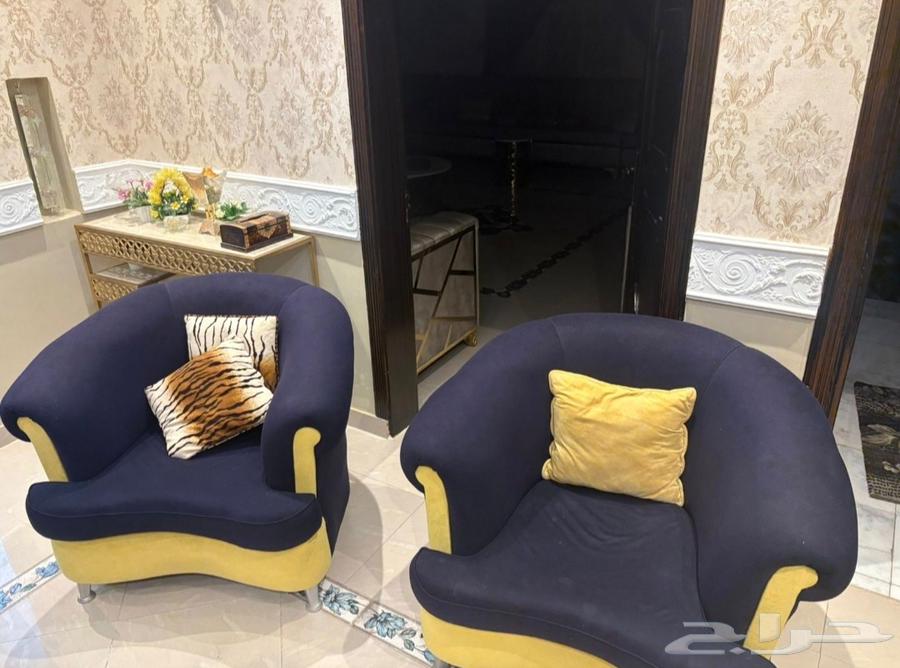 Sofas and tables64473949628545110