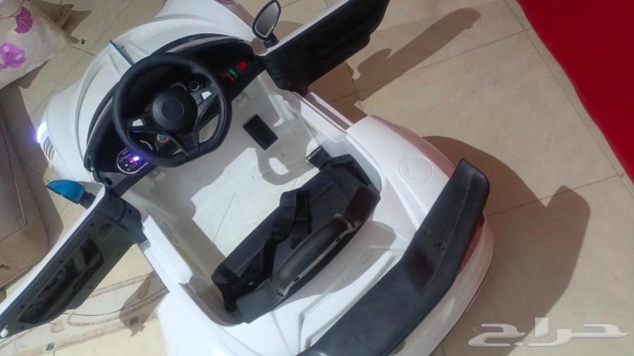 Electric children's car designed in the shape of a Bugatti64472061936003113