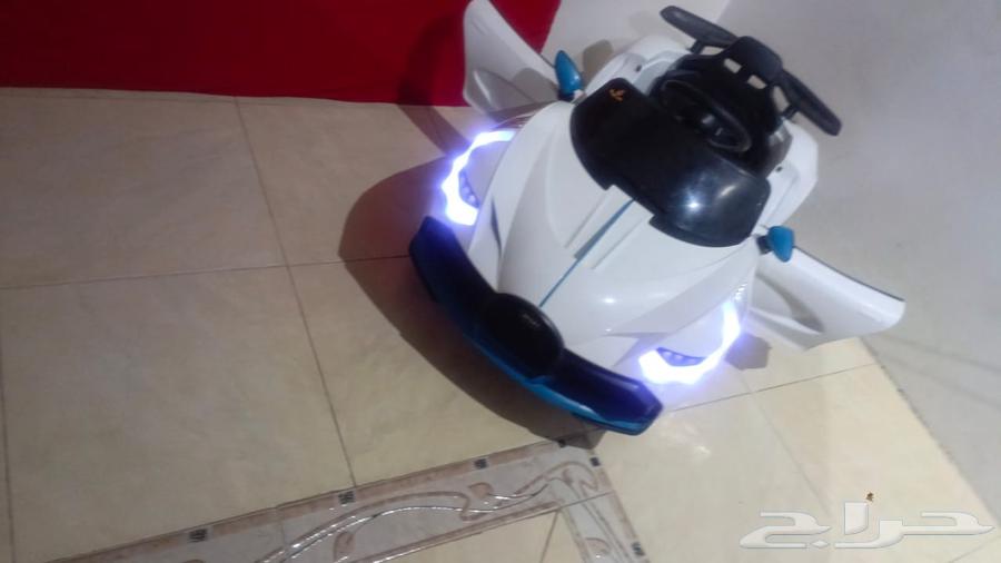 Electric children's car designed in the shape of a Bugatti64472061936003114